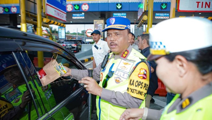 Kakorlantas Polri Irjen Agus Suryonugroho mendampingi Kapolri Jenderal Listyo Sigit Prabowo meninjau kesiapan pengamanan arus mudik Lebaran 2026 di Gerbang Tol Kalikangkung (dok istimewa)