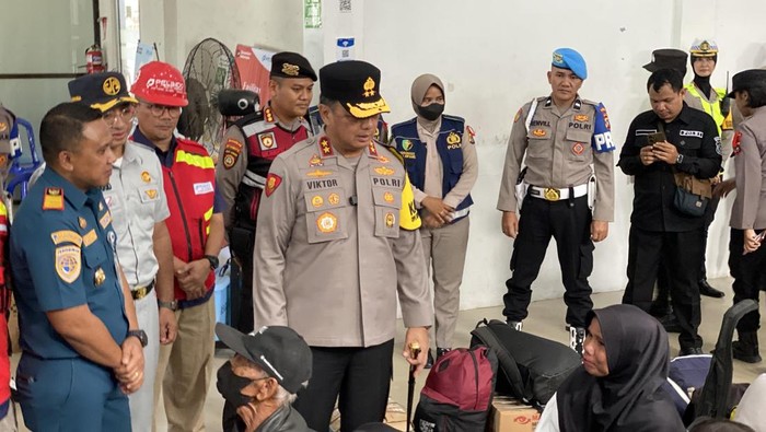 Kapolda Babel Irjen Viktor T Sihombing menyapa penumpang di Pelabuhan Pangkalpinang.