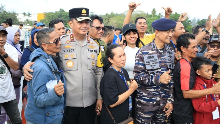Kapolda Bangka Belitung (Babel) Irjen Viktor T Sihombing menyapa pemudik.