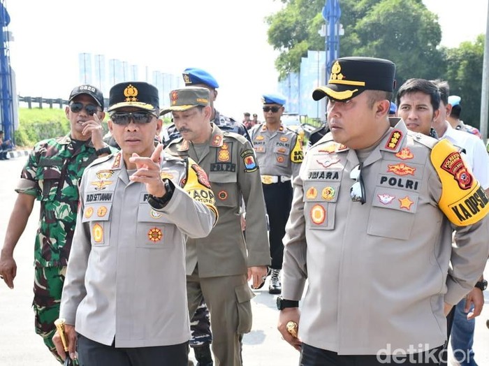 Kapolda Jabar, Irjen Rudi Setiawan saat meninjau rest area 228 A Ciledug, Kabupaten Cirebon