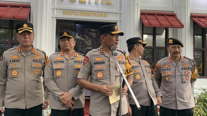 Kapolda Jatim Irjen Nanang Avianto (tengah)