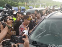 Tinjau GT Kalikangkung, Kapolri Sapa Pemudik dan Bagikan Bingkisan