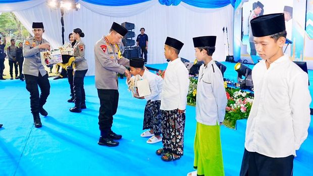 Kapolri Jenderal Polisi Listyo Sigit Prabowo melaksanakan kegiatan Safari Ramadan bersama ulama-umara serta elemen masyarakat di Jawa Tengah. (dok Polri)