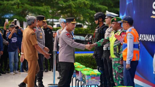 Kapolri Jenderal Polisi Listyo Sigit Prabowo siang ini meninjau arus mudik Lebaran 2026 di Gerbang Tol (GT) Kalikangkung, Semarang, Jawa Tengah. (dok Polri)