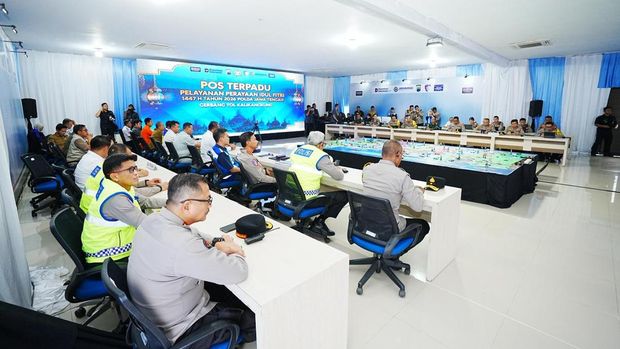 Kapolri Jenderal Polisi Listyo Sigit Prabowo siang ini meninjau arus mudik Lebaran 2026 di Gerbang Tol (GT) Kalikangkung, Semarang, Jawa Tengah. (dok Polri)