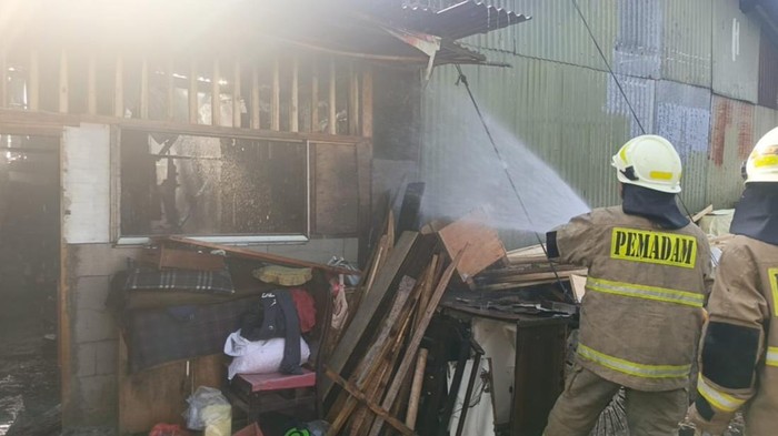 Kebakaran rumah tinggal terjadi di Cakung, Jakarta Timur (Jaktim). Puluhan petugas pemadam kebakaran (damkar) dikerahkan untuk memadamkan api. (dok Ist)