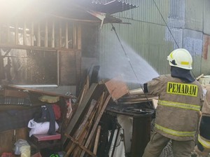 3 Rumah dan Lapak Barang Bekas di Cakung Hangus Terbakar