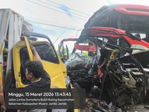 Identitas Sopir Tewas dalam Laka Truk Boks Tabrak Bus di Jalan Jambi-Riau