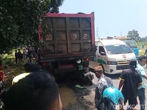 Dosen di Pasuruan Tewas Usai Tabrak Truk Parkir Sembarangan