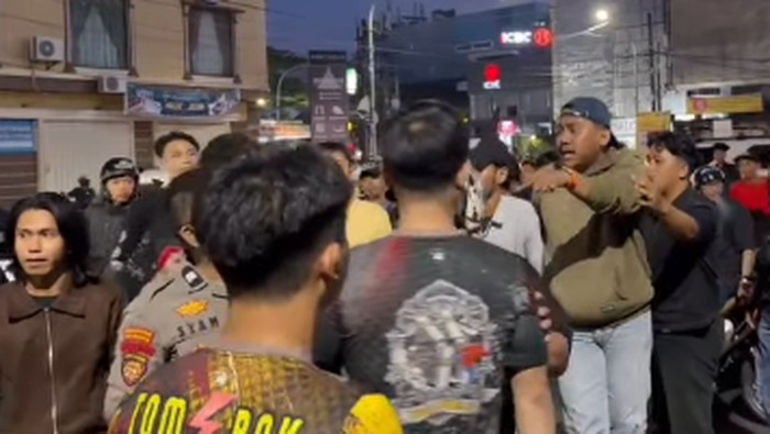 Kelompok pemuda geruduk Kantor Sabhara Polrestabes Makassar usai ditegur saat konvoi sambil geber motor.