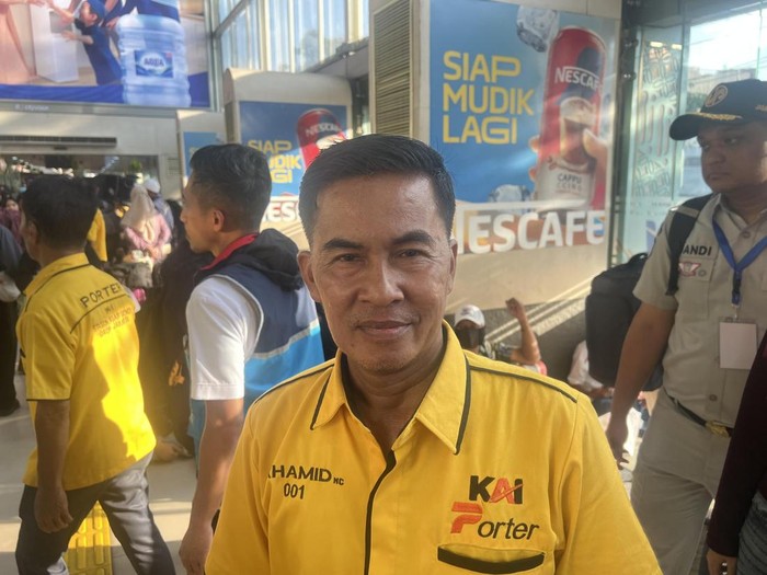 Khamid, salah satu porter di Stasiun Senen. (Adfhar/detikcom)
