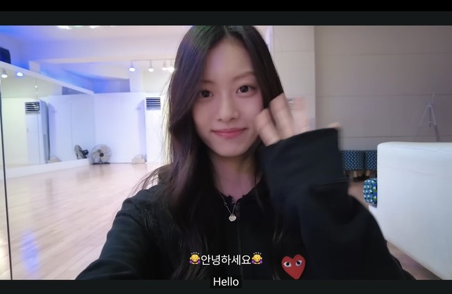 Mantan personel LE SSERAFIM, Kim Garam tampil kembali di hadapan publik melalui kanal YouTube pribadinya @garamonly. Terhitung sudah empat tahun sejak ia terseret skandal dan memutuskan hengkang dari grupnya. Foto: dok. YouTube @garamonly