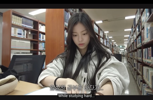 Kini Kim Garam menempuh pendidikan Akting Media di Fakultas Seni dan Desain Universitas Konkuk. Ia berencana membagikan kehidupan sehari-harinya sebagai mahasiswi di YouTube. Foto: dok. YouTube @garamonly