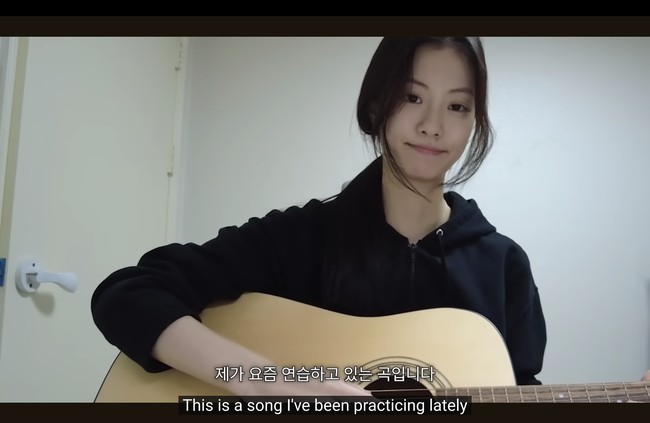 “Alasan aku memulai vlog ini karena aku ingin merekam akting, sesi latihan, dan merekam momen kehidupan sehari-hariku,” ujarnya. Foto: dok. YouTube @garamonly