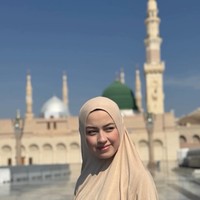 Kimberly Ryder tampil dengan balutan hijab bergo berwarna cokelat muda yang simpel namun elegan saat menjalani ibadah umrah menjelang malam terakhir Ramadan 2026. Kimberly berpose dengan latar belakang kemegahan Masjid Nabawi dan Kubah Hijau yang ikonik di Madinah. Foto: Dok. Instagram @kimbrlyryder.