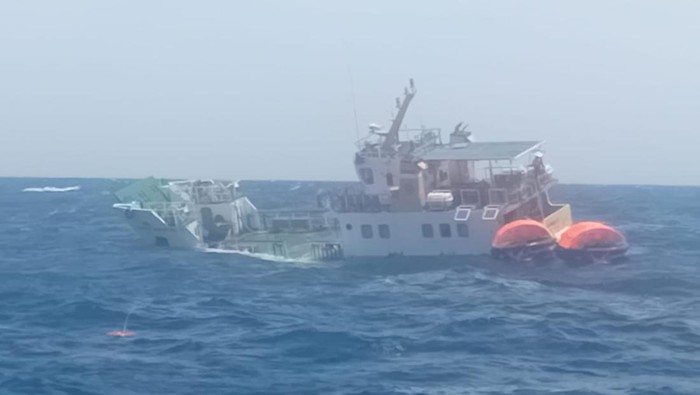 KM Gandha Nusantara 17 yang dioperasikan oleh PT. Pelayaran Nasional Indonesia (Pelni) mengalami mati mesin dan tenggelam di perairan Maluku Utara.