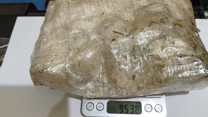 Warga menemukan paket diduga kokain seberat 953,8 gram di pantai Selayar, menjadikannya temuan ke-28. Polisi melakukan penyelidikan lebih lanjut.