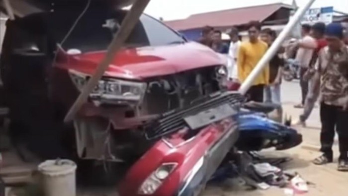 Kecelakaan beruntun di Konawe Utara melibatkan mobil Innova dan dua motor. Seorang pengendara motor mengalami luka dan dilarikan ke puskesmas.