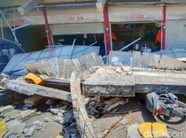 Video Momen Atap Kios di Pasar Soreang Ambruk, 1 Tewas-3 Luka