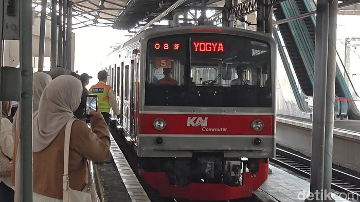 Suasana KRL Solo-Jogja di Stasiun Balapan Solo, Senin (16/3/2026).