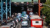 Lalu lintas menjelang lebaran di tanah abang macet karena banyaknya kendaraan warga yang ingin berbelanja di Pasar Tanah Abang. Foto: Andhika Prasetia/DetikFoto