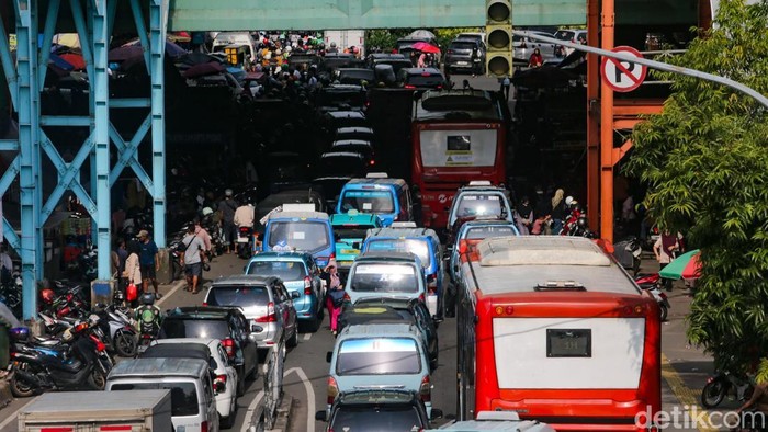 Kemacetan terpantau di Jalan Kebon Jati sekitar Pasar Tanah Abang, Jakarta. Macet bertepatan di momen warga berburu baju Lebaran di Tanah Abang. 


Jalan Kebon Jati, Jakarta Pusat, terpantau macet pada hari Senin (16/3/2026). Macet bertepatan di momen warga berburu baju Lebaran di Tanah Abang.
