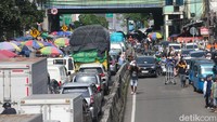 Laju kendaraan tersendat hingga 5 kilometer per jam. Foto: Andhika Prasetia/DetikFoto