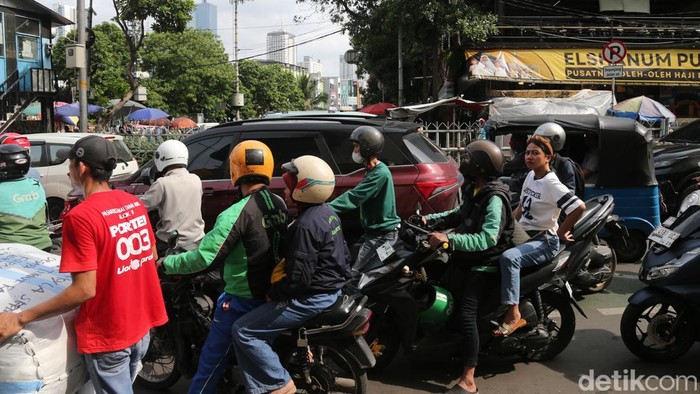 Kemacetan terpantau di Jalan Kebon Jati sekitar Pasar Tanah Abang, Jakarta. Macet bertepatan di momen warga berburu baju Lebaran di Tanah Abang. 


Jalan Kebon Jati, Jakarta Pusat, terpantau macet pada hari Senin (16/3/2026). Macet bertepatan di momen warga berburu baju Lebaran di Tanah Abang.