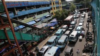 Jalan Kebon Jati, Jakarta Pusat, terpantau macet pada hari Senin (16/3/2026). Macet bertepatan di momen warga berburu baju Lebaran di Tanah Abang. Foto: Andhika Prasetia/DetikFoto