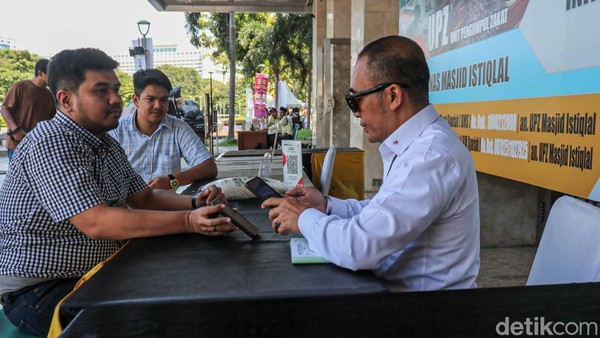 Layanan Zakat Fitrah di Masjid Istiqlal Mulai Ramai Didatangi Warga