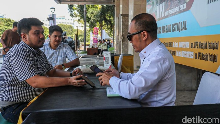 Ilustrasi membayar zakat fitrah.