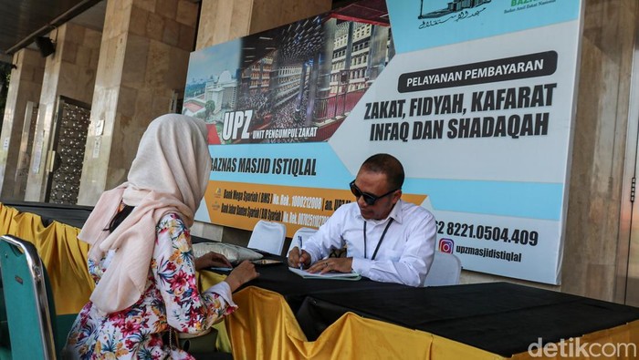 Layanan pembayaran zakat fitrah di Masjid Istiqlal mulai ramai didatangi warga menjelang Hari Raya Idul Fitri. Sejumlah umat Muslim tampak mendatangi pos layanan zakat yang disediakan pengelola masjid untuk menunaikan kewajiban zakat fitrah pada bulan suci Ramadan 1447 Hijriah, Senin (16/3/2026).