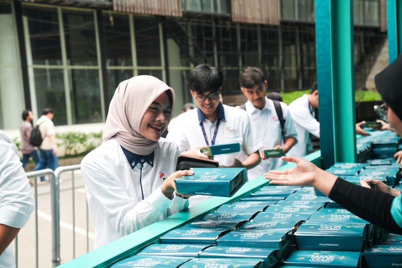 Make Your Moment, OPPO Bagi 60.000 Makanan ke Ojol-Mahasiswa Make Your Moment, OPPO Bagi 60.000 Makanan ke Ojol-Mahasiswa