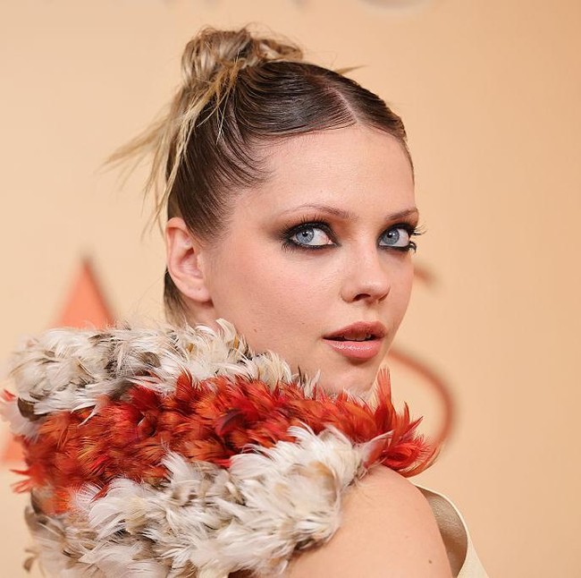 8 Inspirasi Makeup dan Rambut Selebriti di Oscars 2026