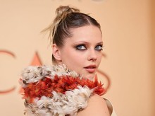 8 Inspirasi Makeup dan Rambut Selebriti di Oscars 2026