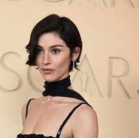 Penyanyi Gracie Abrams membuktikan bahwa potongan bixie, perpaduan bob dan pixie, masih menjadi tren di 2026. Rambut pendeknya ditata dengan side part dan loose barrel curls sehingga terlihat ringan dan bouncy. Foto: Penske Media via Getty Images/Penske Media