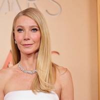 Aktris Gwyneth Paltrow memilih tampilan klasik dengan rambut pirang yang sleek. Makeup smoky eye yang lembut melengkapi gaun strapless warna baby pink yang ia kenakan di malam penghargaan terbesar Hollywood. Foto: Penske Media via Getty Images/Penske Media