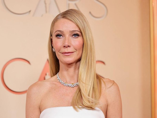 Aktris Gwyneth Paltrow memilih tampilan klasik dengan rambut pirang yang sleek. Makeup smoky eye yang lembut melengkapi gaun strapless warna baby pink yang ia kenakan di malam penghargaan terbesar Hollywood. Foto: Penske Media via Getty Images/Penske Media