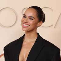 Balerina terkenal Misty Copeland tampil dengan riasan bernuansa baby pink yang lembut dan bercahaya. “Untuk tampilan Misty, saya menjaga kulit tetap fresh dan luminous. Terinspirasi warna pink balerina, saya menambahkan blush lembut dan sedikit kilau pada mata,” ungkap makeup artist Mali Boykin. Foto: Penske Media via Getty Images/Penske Media