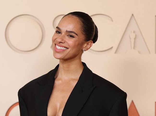 Balerina terkenal Misty Copeland tampil dengan riasan bernuansa baby pink yang lembut dan bercahaya. “Untuk tampilan Misty, saya menjaga kulit tetap fresh dan luminous. Terinspirasi warna pink balerina, saya menambahkan blush lembut dan sedikit kilau pada mata,” ungkap makeup artist Mali Boykin. Foto: Penske Media via Getty Images/Penske Media