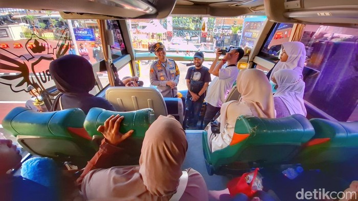 Masyarakat saat memadati bus progran mudik gratis di Mapolresta Bandung, Soreang, Senin (16/3/2026).