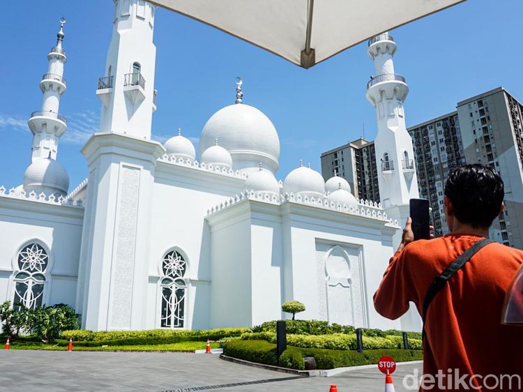 Megah Bak Masjid di Timur Tengah, Masjid At-Thohir Jadi Daya Tarik Warga