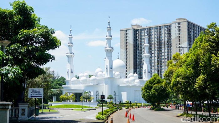 Kemegahan Masjid At-Thohir di kawasan Tapos, Kota Depok, Jawa Barat, menjadi daya tarik tersendiri bagi warga yang ingin beribadah sekaligus menikmati wisata religi. Masjid yang berdiri megah dengan dominasi warna putih ini menghadirkan nuansa arsitektur klasik modern khas Timur Tengah yang memikat perhatian pengunjung.