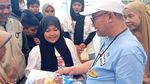 Potret Mendikdasmen Bagi-bagi Buku Gratis di Stasiun Pasar Senen untuk Pemudik