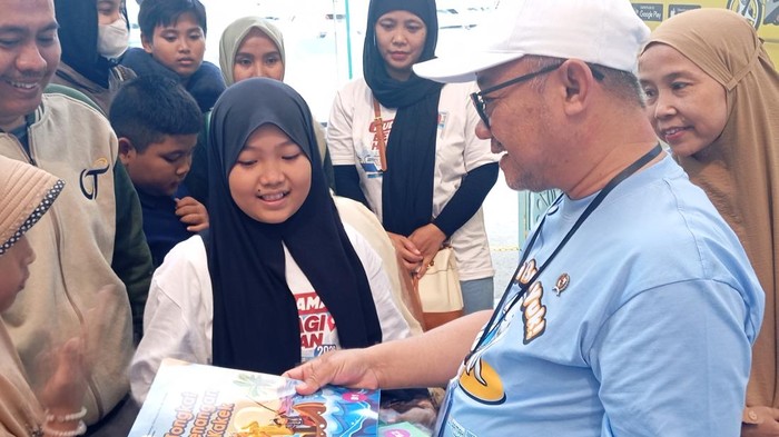 Mendikdasmen dalam Peresmian Mudik Asyik Baca Buku 2026 di Stasiun Pasar Senen, Jakarta, Senin (16/3/2026).