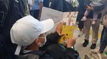 Potret Mendikdasmen Bagi-bagi Buku Gratis di Stasiun Pasar Senen untuk Pemudik