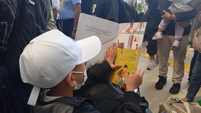 Mendikdasmen membagikan buku kepada para pemudik di Pasar Senen, Jakarta, Senin (16/3/2026).