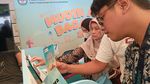 Potret Mendikdasmen Bagi-bagi Buku Gratis di Stasiun Pasar Senen untuk Pemudik