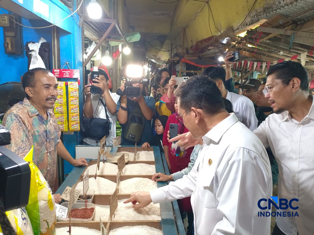 Menteri Perdagangan (Mendag) Budi Santoso saat melakukan pengecekan langsung harga kebutuhan pokok di Pasar Rawasari, Jakarta Pusat, Senin (16/3/2026). (CNBC Indonesia/Martyasari Rizky)