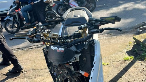 Kondisi motor korban lakalantas di jalan raya Banjar Koripan Kelod, Desa Abiantuwung, Kecamatan Kediri, Senin (16/3/2026).